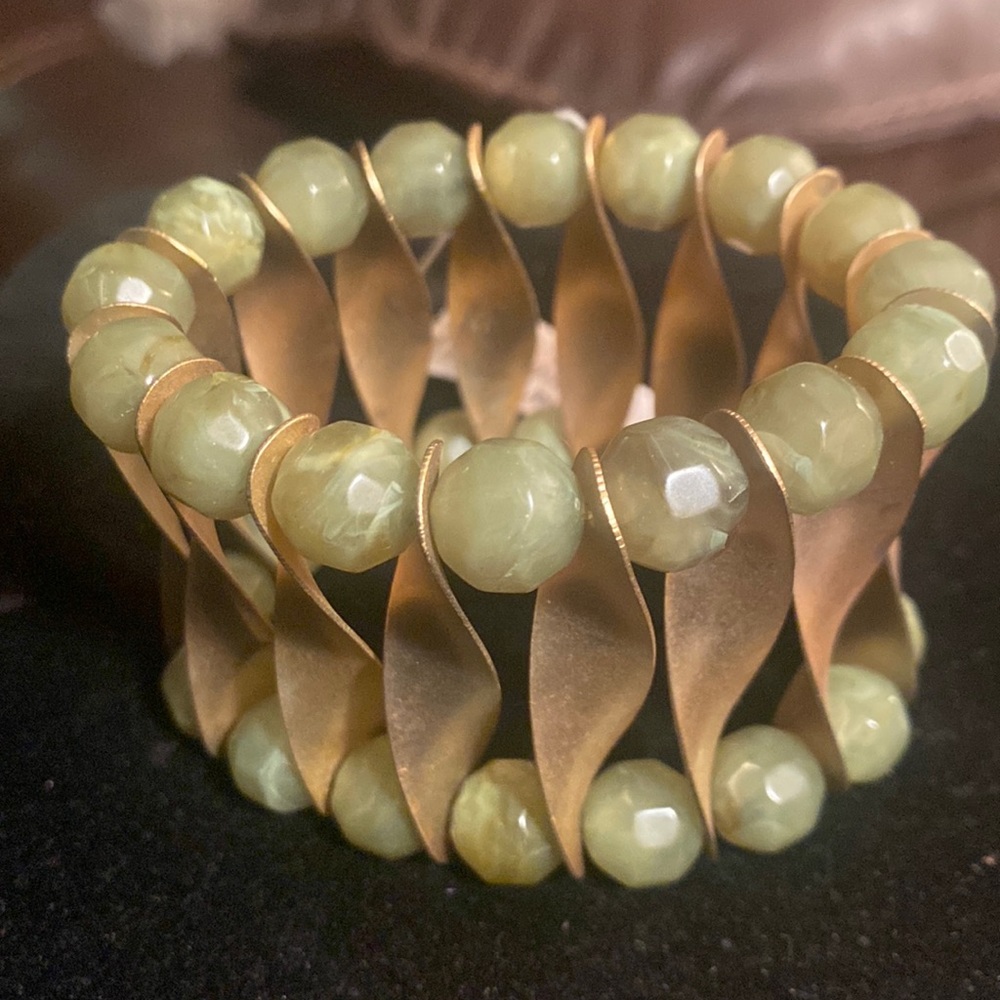 Vintage BoHo, Costume Jewelry, Goldtone Green Beaded, Stretch Bracelet 💜🔥⭐️💜